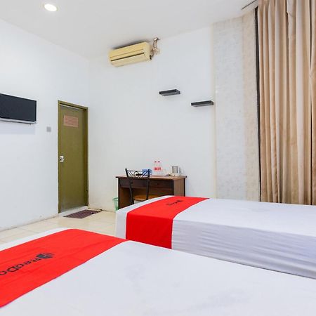 Sparkling Hotel RedPartner Surabaya Exterior foto