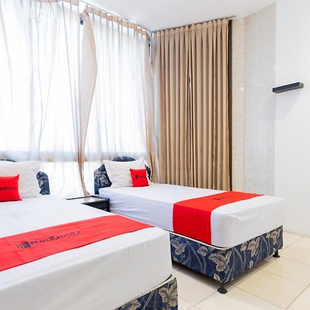 Sparkling Hotel RedPartner Surabaya Exterior foto