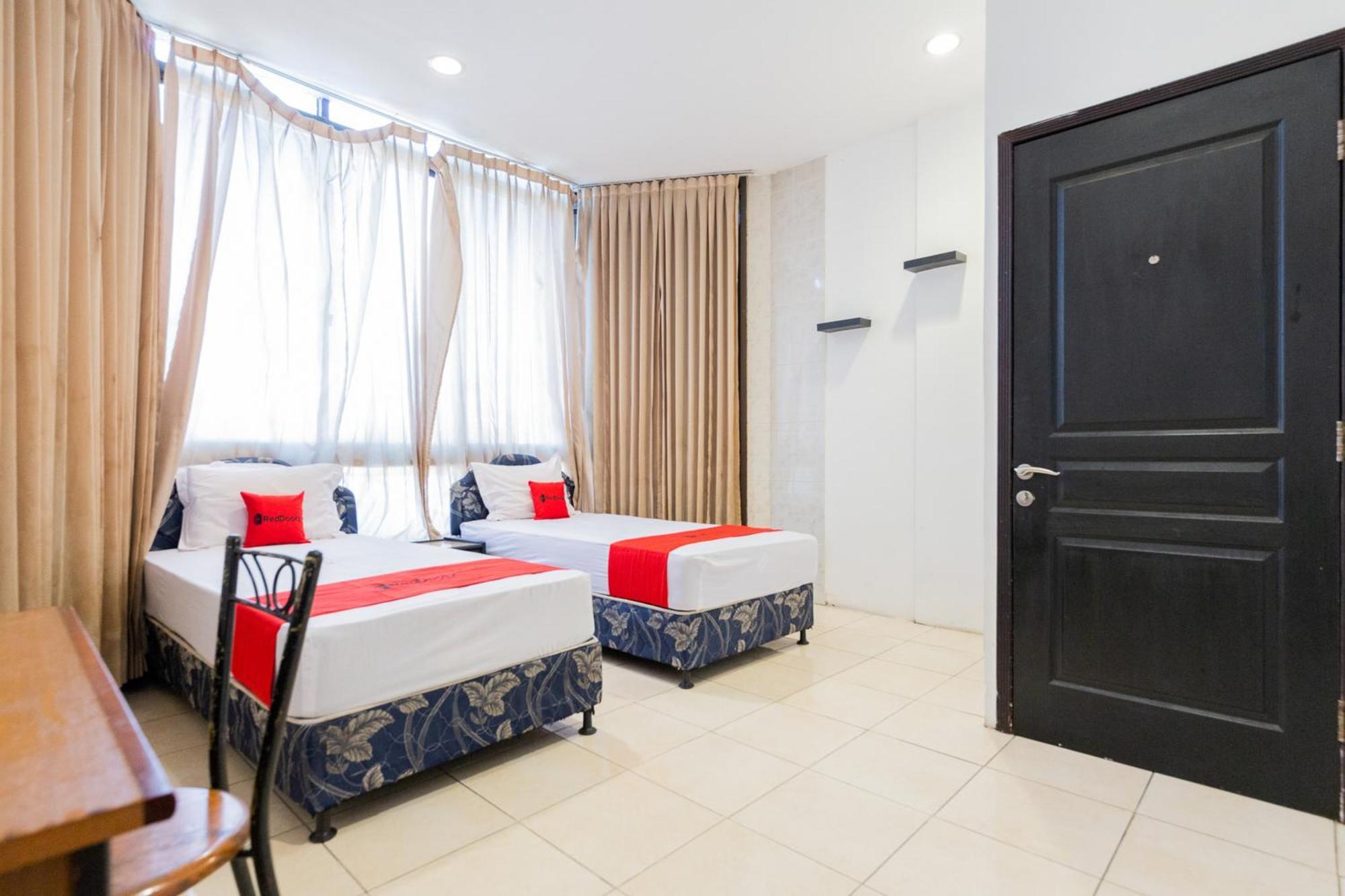 Sparkling Hotel RedPartner Surabaya Exterior foto