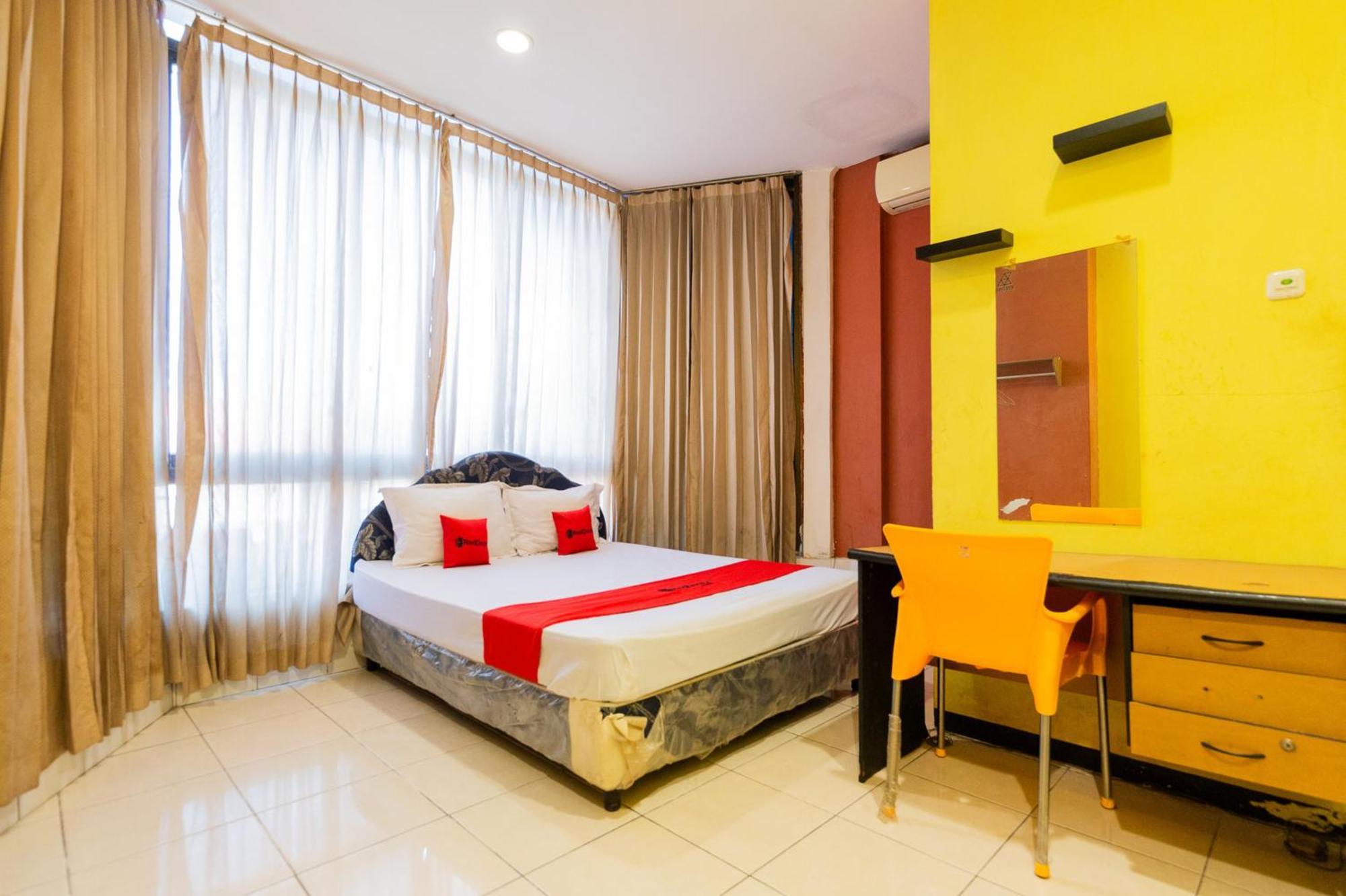 Sparkling Hotel RedPartner Surabaya Exterior foto