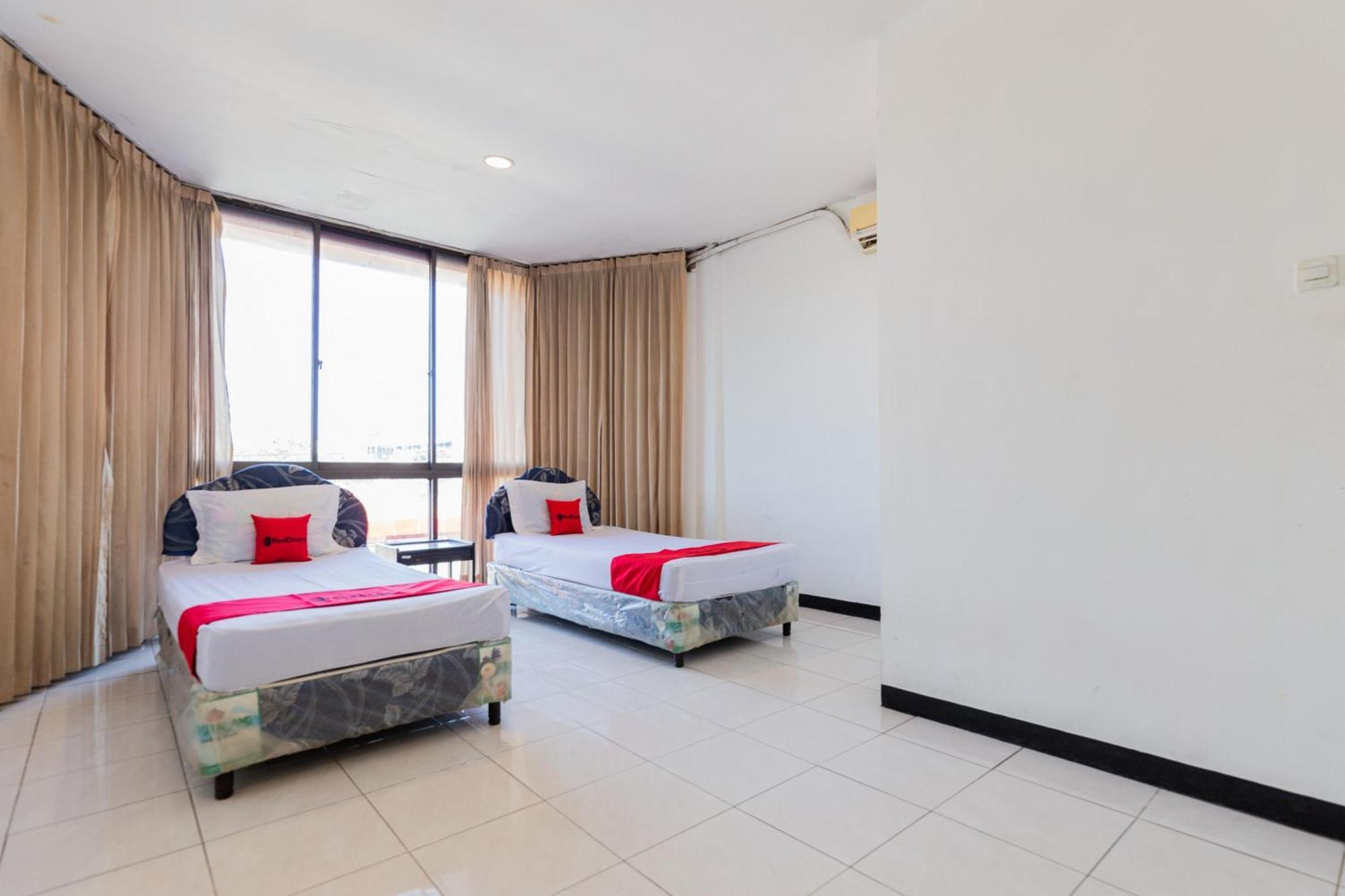 Sparkling Hotel RedPartner Surabaya Exterior foto
