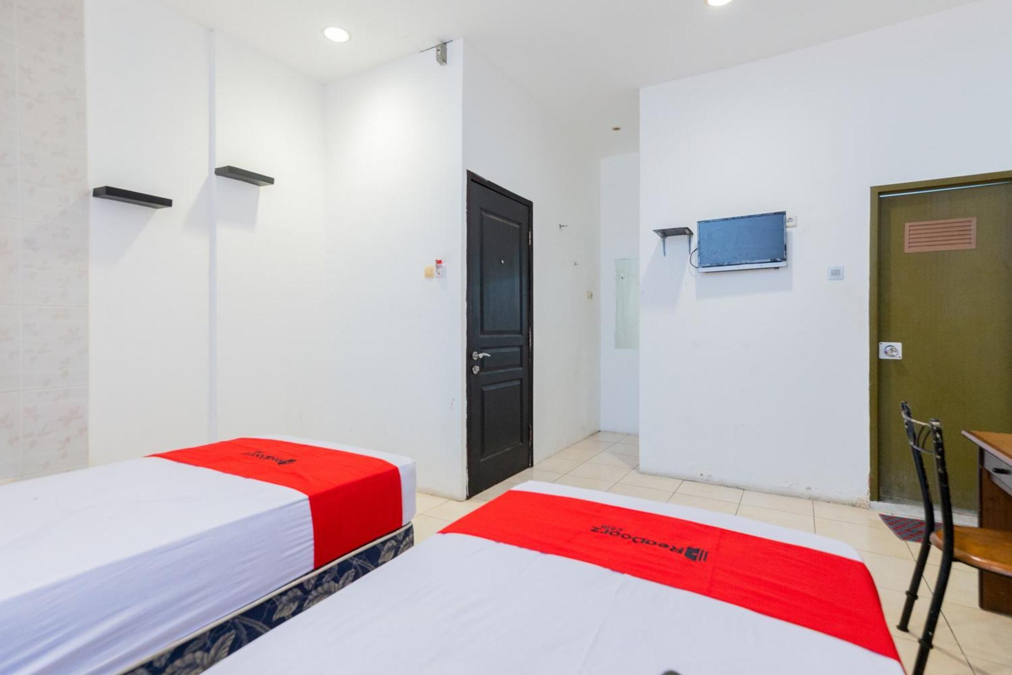 Sparkling Hotel RedPartner Surabaya Exterior foto